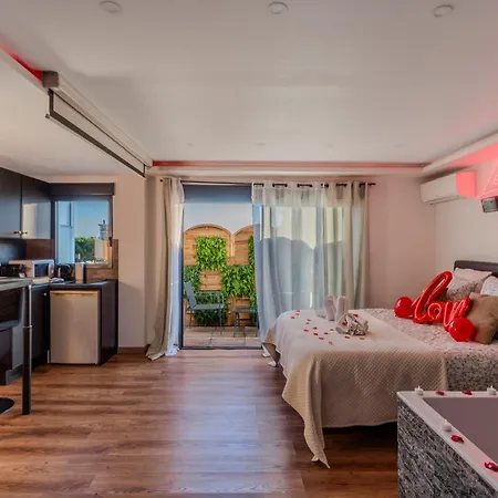 Апартаменты Le Cocon- Jacuzzi & Sauna Prives By Sweetdreams *